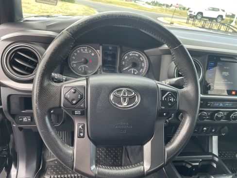 Used 2016 Toyota Tacoma TRD Off-Road AWD/4WD image 10