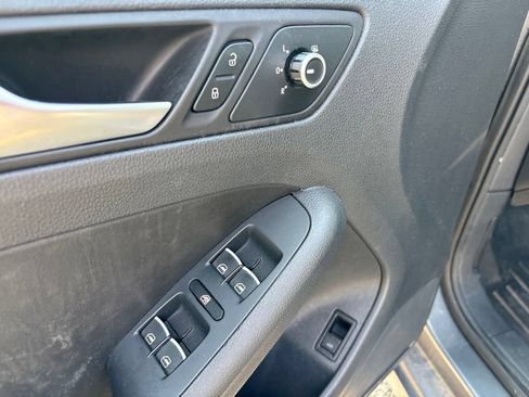 Used 2013 Volkswagen Jetta SE FWD image 17