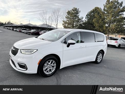 Used 2023 Chrysler Pacifica Touring-L image 1