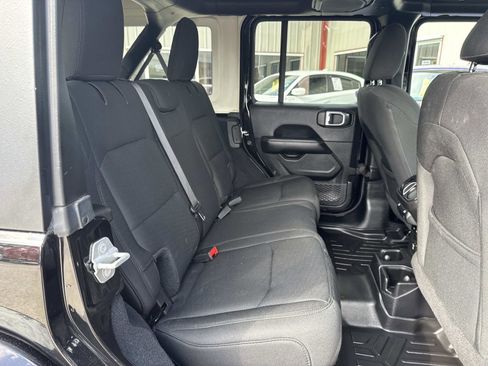 Used 2019 Jeep Wrangler Unlimited Sahara image 9