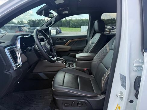Used 2024 GMC Canyon Denali AWD/4WD image 3