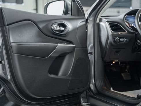 Used 2021 Jeep Cherokee Latitude Lux w/ Sun & Sound Group image 39