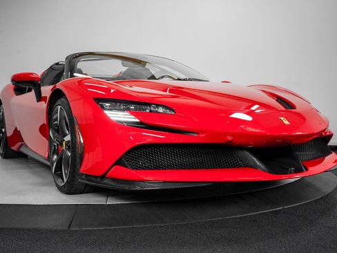 Used 2022 Ferrari SF90 Spider image 18