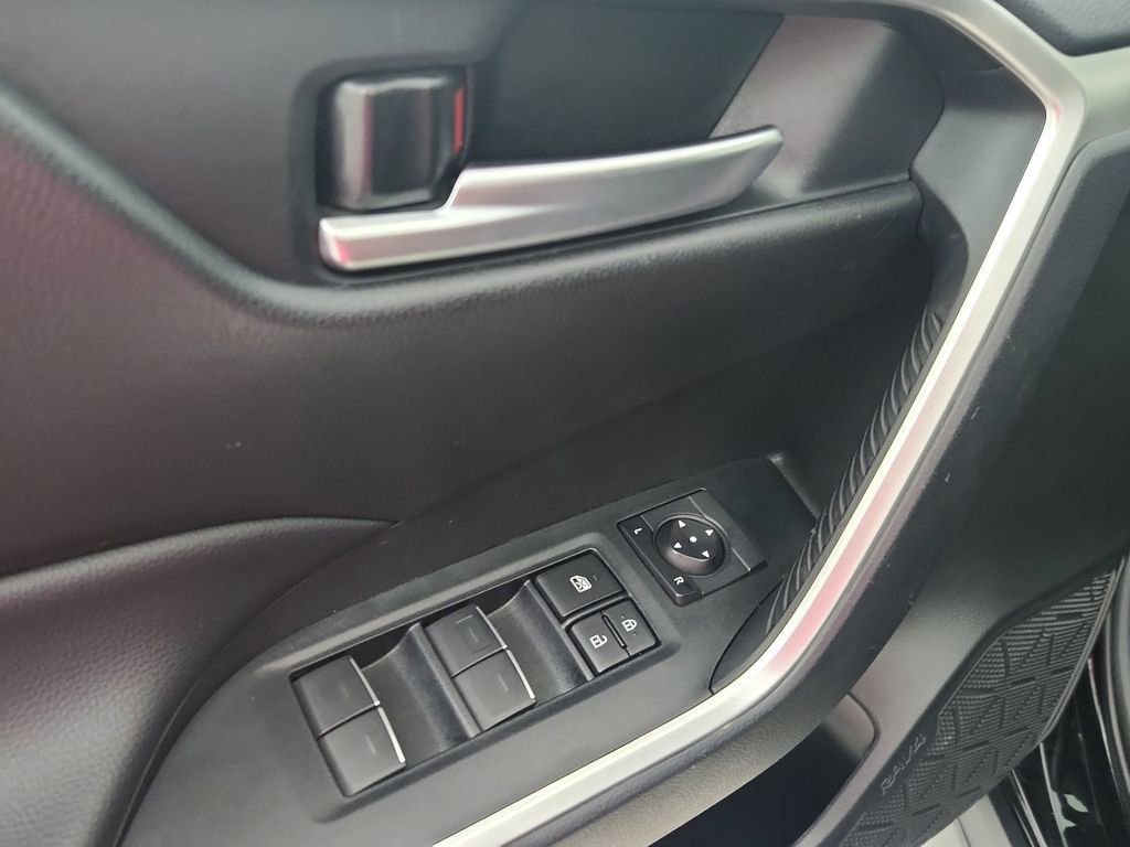 Used 2025 Toyota RAV4 XLE AWD/4WD image 23