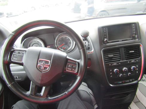 Used 2019 Dodge Grand Caravan SE FWD image 15
