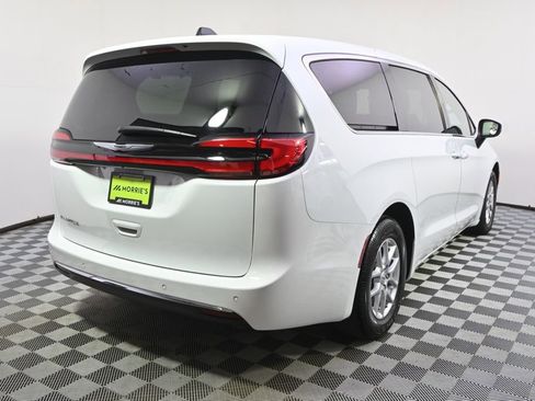 Used 2023 Chrysler Pacifica Touring-L FWD image 6