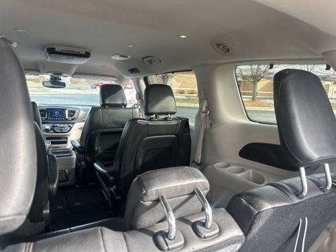Used 2017 Chrysler Pacifica Touring-L image 15