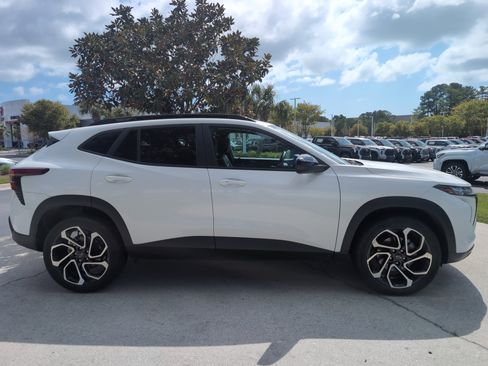 Used 2024 Chevrolet Trax RS w/ Sunroof Package image 11