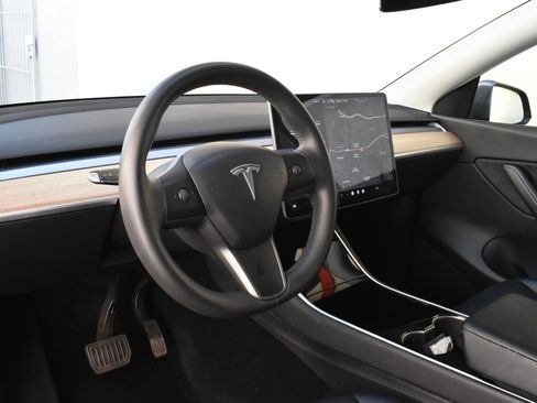 Used 2021 Tesla Model Y Long Range image 19