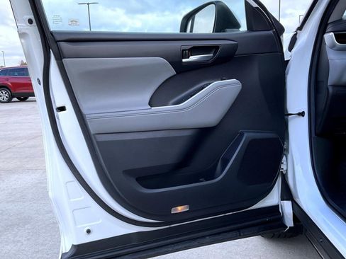 Used 2020 Toyota Highlander XLE w/ Protection Package #3 image 9