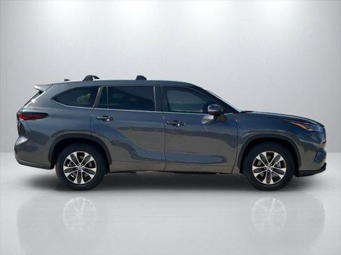 Certified 2025 Toyota Highlander XLE FWD image 4