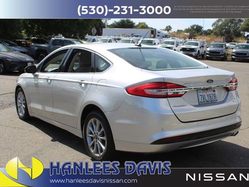 Used 2017 Ford Fusion SE w/ Fusion SE Technology Package FWD image 9