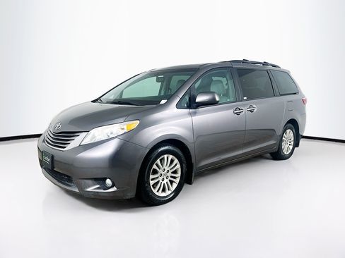 Used 2017 Toyota Sienna XLE Premium FWD image 3