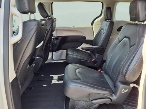 Used 2020 Chrysler Pacifica Touring-L Plus w/ Tire & Wheel Group image 10