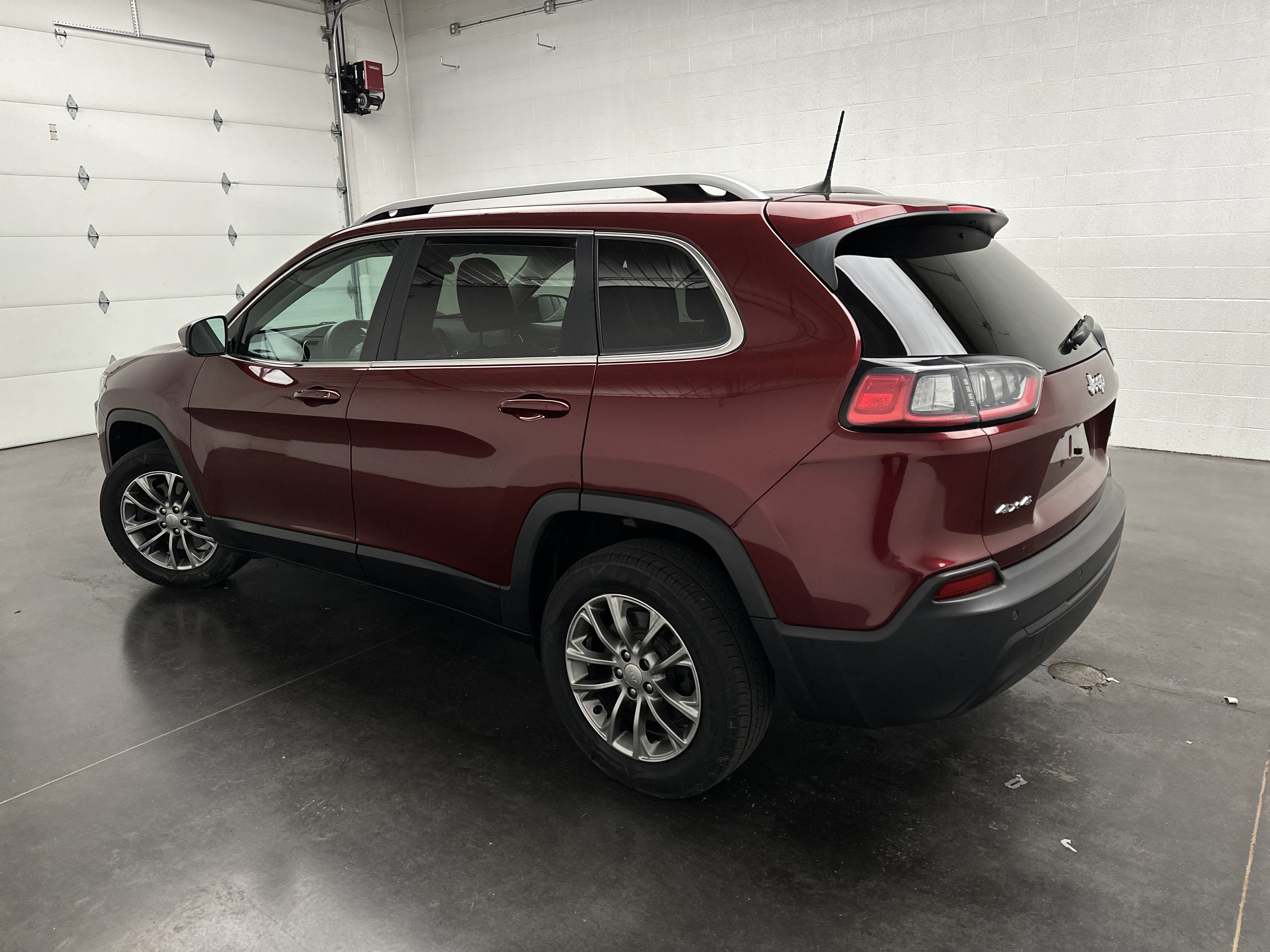 Used 2019 Jeep Cherokee Latitude Plus w/ Cold Weather Group AWD/4WD image 7