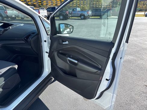 Used 2017 Ford C-MAX SE image 16