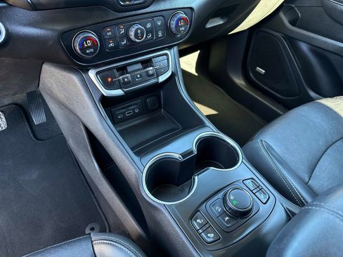 Used 2022 GMC Terrain SLT w/ Infotainment Package II FWD image 27