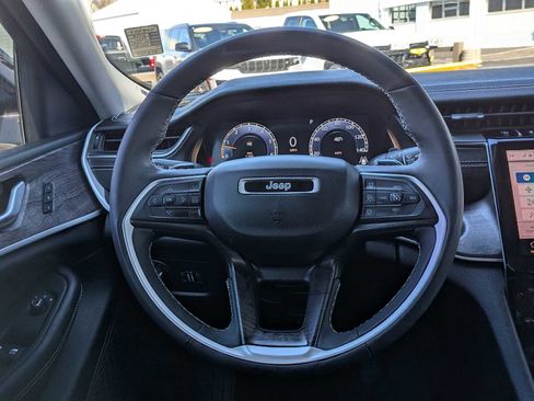 Certified 2023 Jeep Grand Cherokee Limited w/ Black Appearance Package AWD/4WD image 14