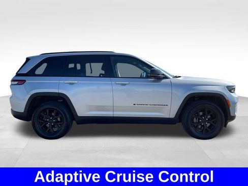 Used 2025 Jeep Grand Cherokee Altitude AWD/4WD image 6