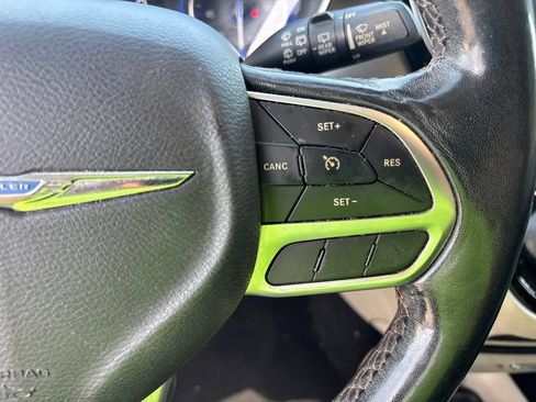 Used 2020 Chrysler Pacifica Touring-L FWD image 15