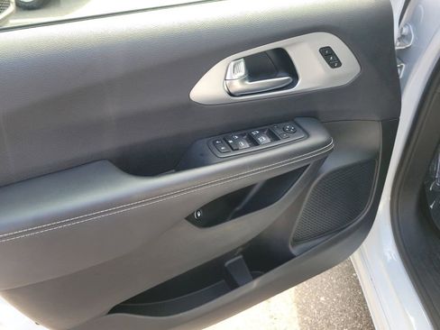 Used 2024 Chrysler Pacifica Limited FWD image 16