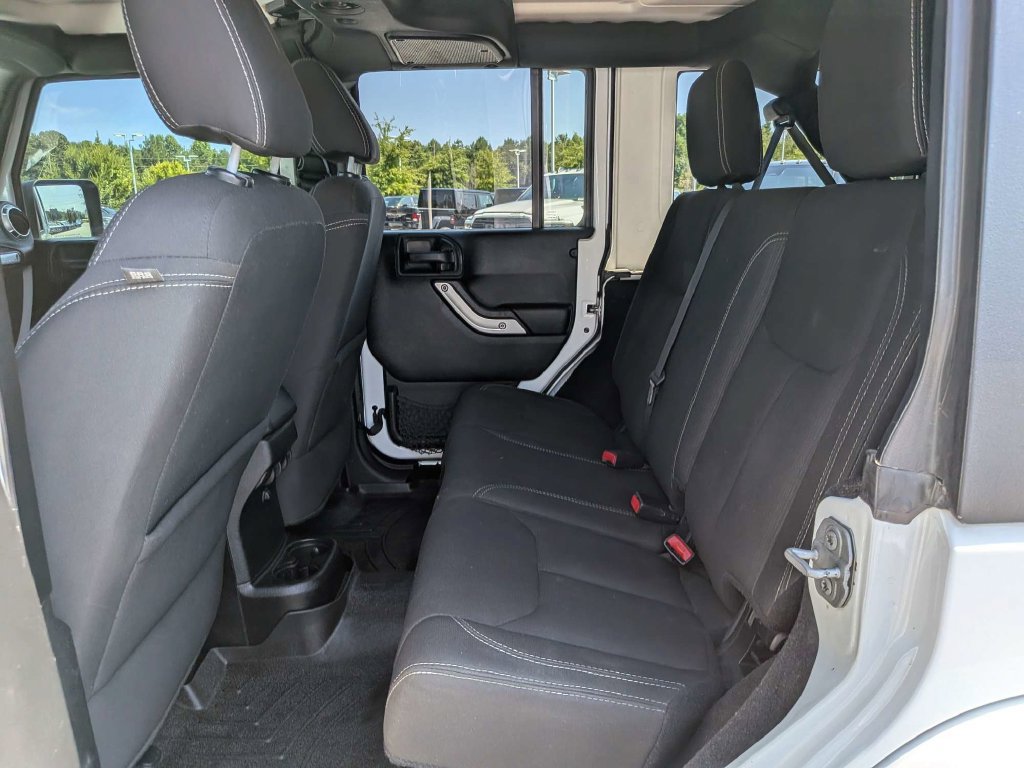 Used 2018 Jeep Wrangler Unlimited Sahara w/ Connectivity Group AWD/4WD image 13