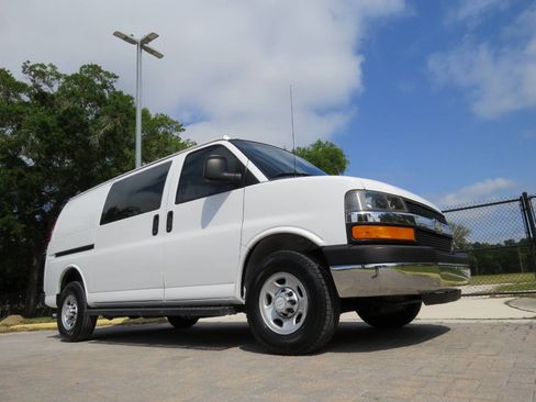 Used 2016 Chevrolet Express 3500 image 27