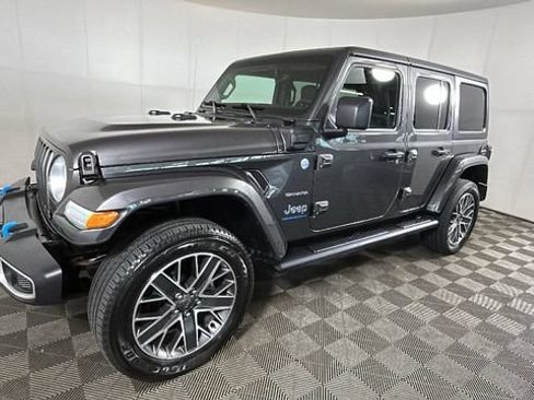 Used 2023 Jeep Wrangler Unlimited Sahara w/ Cold Weather Group AWD/4WD image 6