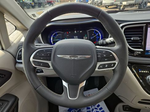 Used 2023 Chrysler Pacifica Touring-L image 21
