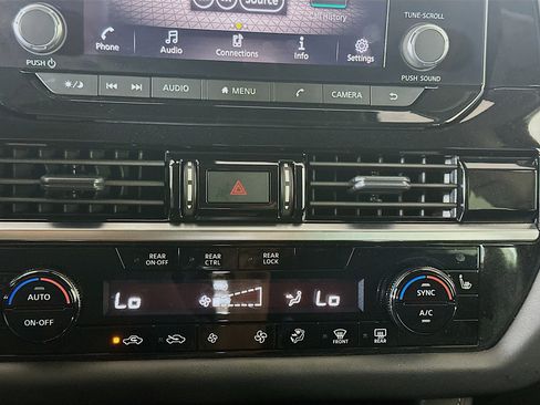 Used 2024 Nissan Pathfinder SV image 23