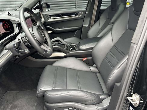 Used 2025 Porsche Cayenne Turbo image 5