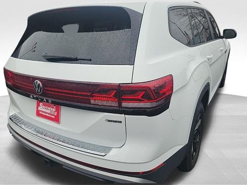Used 2024 Volkswagen Atlas Peak Edition SE image 3