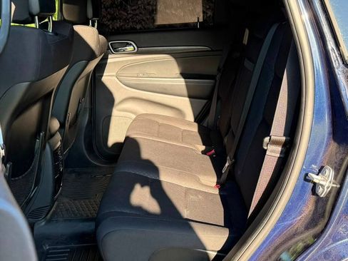 Used 2018 Jeep Grand Cherokee Laredo AWD/4WD image 10