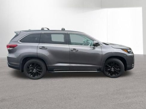 Used 2019 Toyota Highlander SE AWD/4WD image 2
