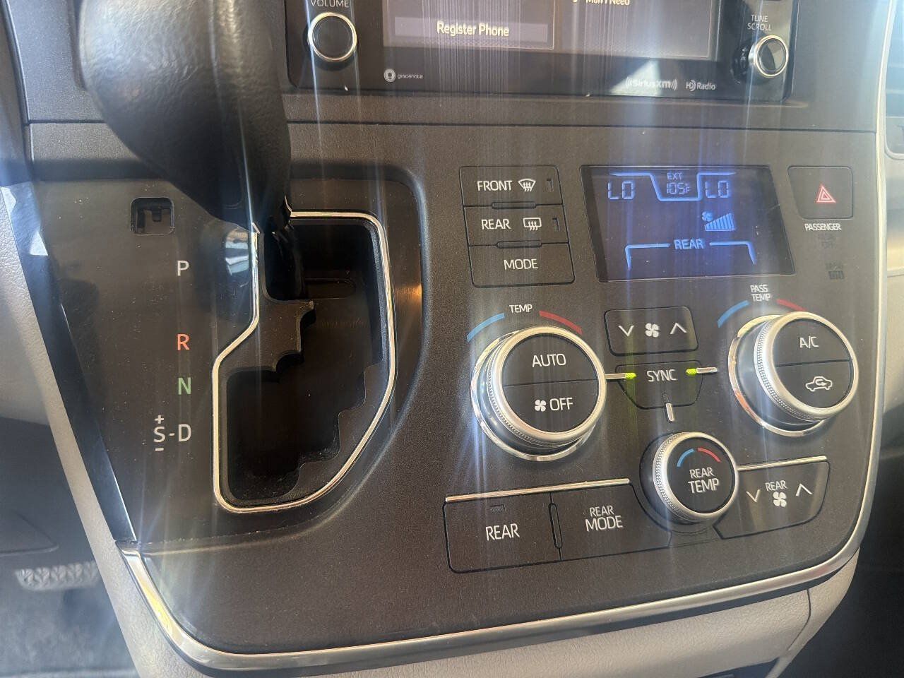 Used 2018 Toyota Sienna LE w/ Carpet Mat Package FWD image 21