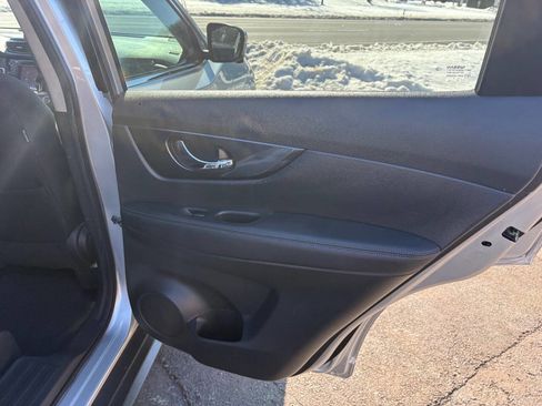 Used 2017 Nissan Rogue SV w/ SV Premium Package image 27