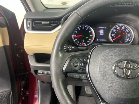 Used 2021 Toyota RAV4 XLE Premium image 18