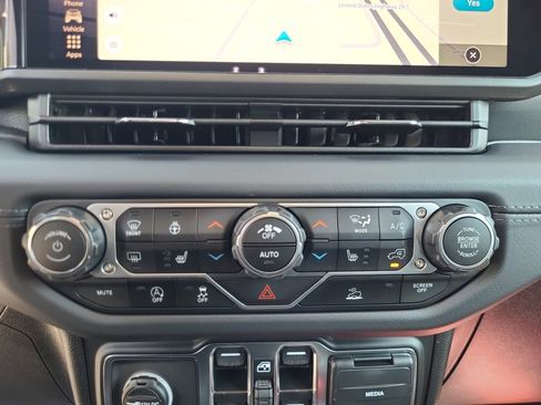 New 2025 Jeep Gladiator High Tide image 18