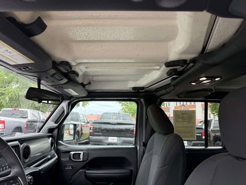 Used 2023 Jeep Gladiator Sport AWD/4WD image 5