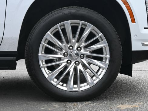 Used 2026 Cadillac Escalade Luxury w/ LPO, Floor Liner Package AWD/4WD image 13