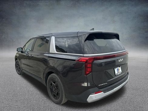 Used 2025 Kia Carnival image 36