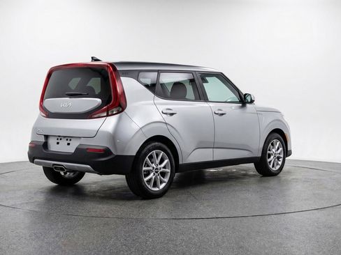 Used 2025 Kia Soul LX w/ LX Technology Package FWD image 9