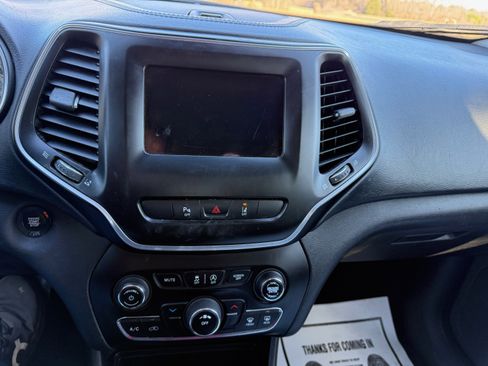 Used 2021 Jeep Cherokee Latitude Plus image 12