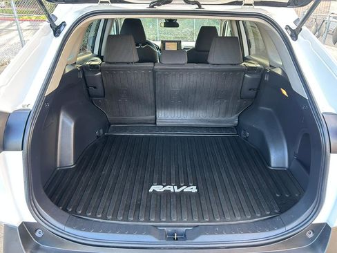 Used 2021 Toyota RAV4 LE AWD/4WD image 14
