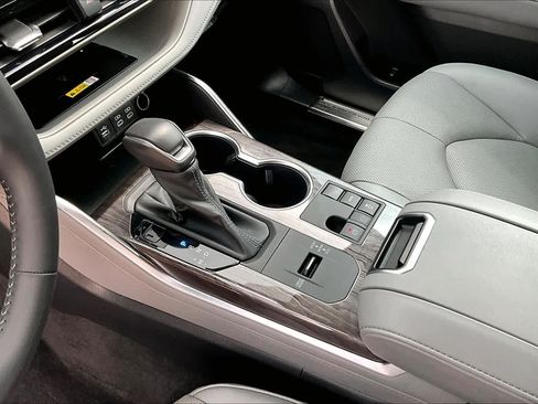 Used 2023 Toyota Highlander Limited FWD image 17