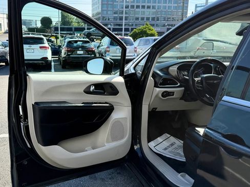 Used 2022 Chrysler Pacifica Touring-L FWD image 9