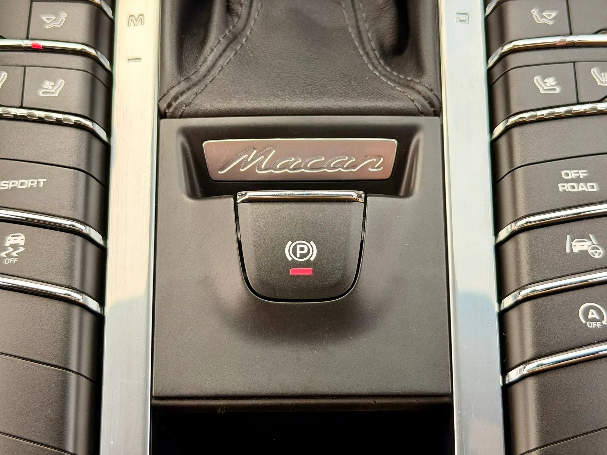 Used 2018 Porsche Macan Sport Edition AWD/4WD image 33