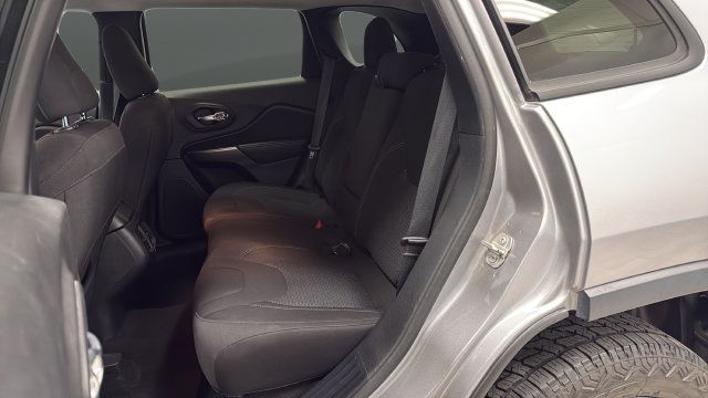 Used 2020 Jeep Cherokee Latitude AWD/4WD image 21