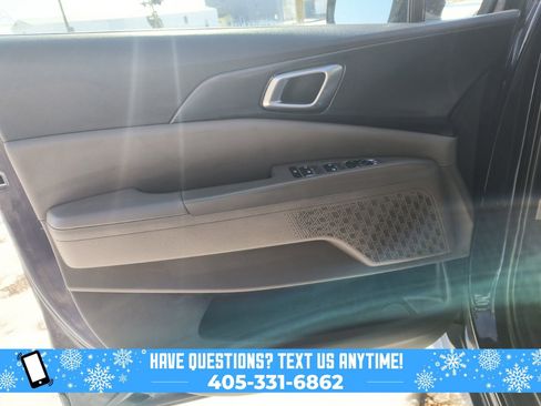 Used 2025 Kia Carnival image 21