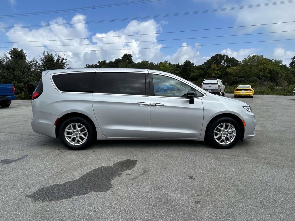 Used 2024 Chrysler Pacifica Touring-L FWD image 8